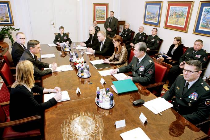 Pogovor ministrice za obrambo Republike Slovenije in načelnika Generalštaba Slovenske vojske pri predsedniku Republike Slovenije