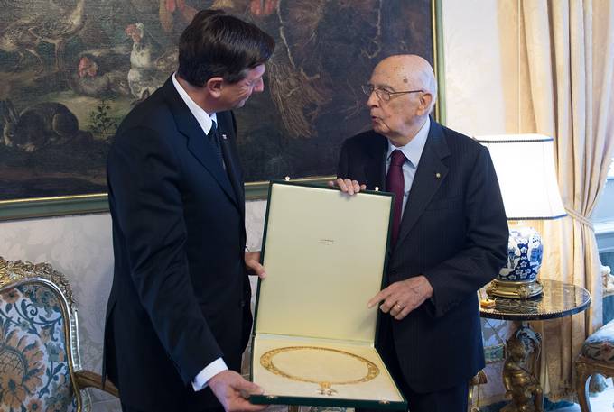 Predsednik Napolitano je predsedniku Republike Slovenije Borutu Pahorju podelil najvišje državno odlikovanje, Vitez velikega križa.