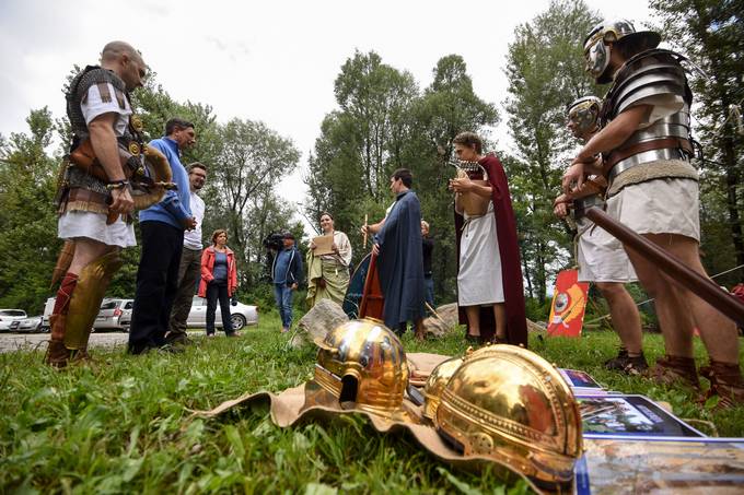 Predsednik republike si je ogledal rekonstrukcijo rimskodobnega deblaka