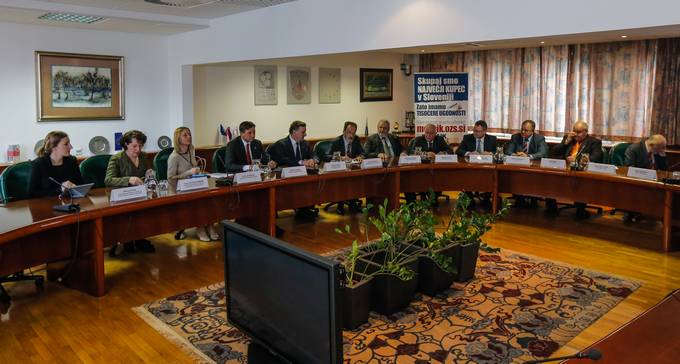 Na povabilo vodstva Obrtno-podjetniške zbornice Slovenije je predsednik republike Borut Pahor danes obiskal zbornico, kjer so mu Branko Meh, podpredsednik Obrtno-podjetniške zbornice Slovenije in predsednik upravnega odbora OZS ter drugi člani vodstva, predstavili delovanje in predloge za izboljšanje poslovnega okolja v Sloveniji.