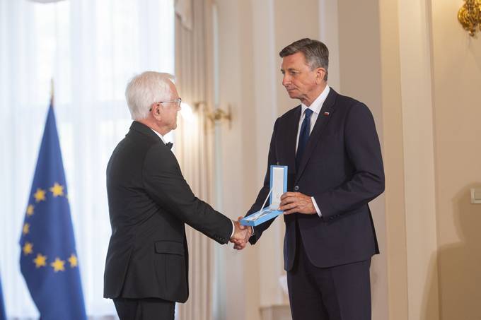 Predsednik Republike Slovenije je danes na posebni slovesnosti v Predsedniški palači vročil državno odlikovanje Bogomirju Mirku Strašku