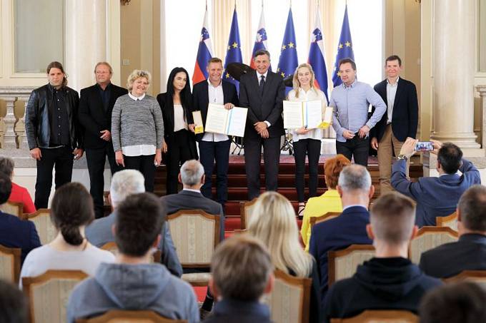 Predsednik Republike Slovenije Borut Pahor je danes na posebni slovesnosti v Predsedniški palači vročil državni odlikovanji, ki sta ju prejela Janja Garnbret in Benjamin Savšek