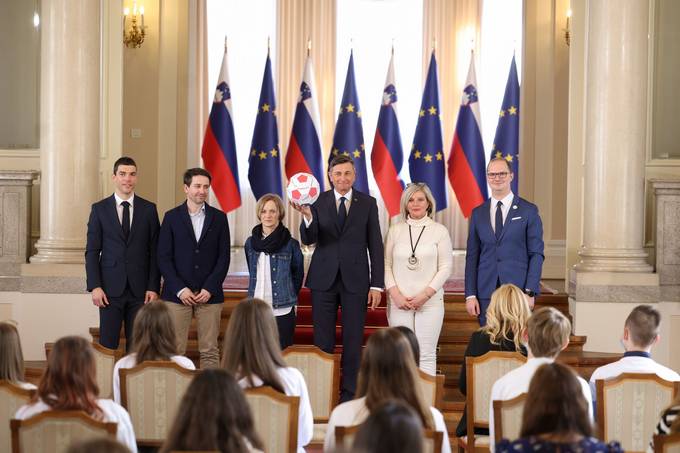 Predsednik republike je sprejel finalistki in finaliste projekta "Učitelj sem! Učiteljica sem!".