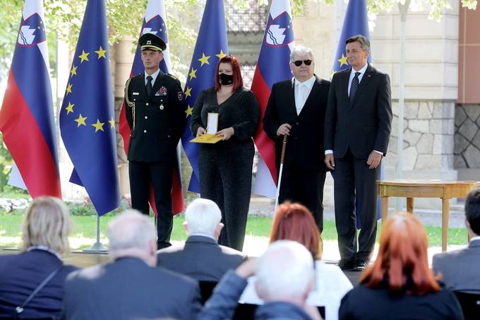 Predsednik Pahor v Vili Podrožnik vročil državno odlikovanje zlati red za zasluge Zvezi društev slepih in slabovidnih Slovenije
