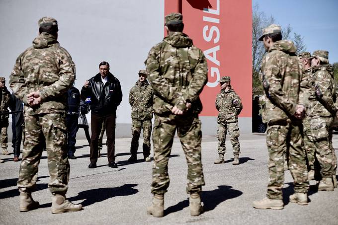 Predsednik republike in vrhovni poveljnik obrambnih sil Borut Pahor obiskal vojake 72. brigade Slovenske vojske v Črnomlju in skupno vojaško-policijsko patruljo na slovenski južni meji