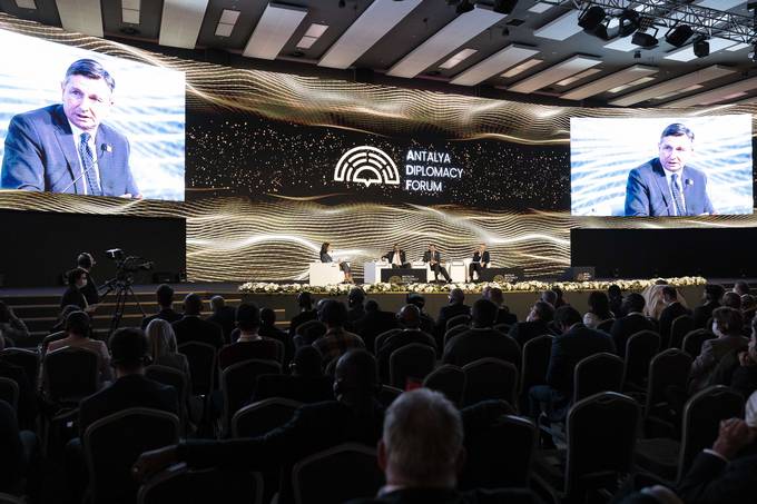 Predsednik Pahor je nastopil na osrednjem panelu letošnjega foruma Antalya Diplomacy Forum, ki je imel naslov “Cena miru ali strošek vojne” (Price of Peace or Cost of War).