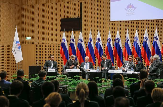 Predsednik Republike Slovenije Borut Pahor je danes v Kongresnem centru Brdo s slovenskimi vrhunskimi športniki razpravljal o nacionalnih barvah in državnih simbolih.