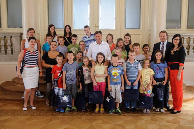 Predsednik republike Borut Pahor je danes sprejel skupino otrok iz Bosne in Hercegovine, ki so v Slovenijo prispeli na sedemdnevno psihosocialno rehabilitacijo v okviru humanitarno-razvojnega projekta »Podari nasmeh« Zavoda KROG.