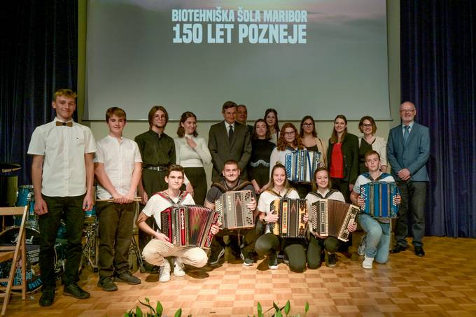 Predsednik Pahor Biotehniški šoli Maribor, najstarejši kmetijski šoli na Slovenskem, ob 150-letnici vročil Zahvalo predsednika republike: »Družbo prihodnosti gradimo na slavni tradiciji«