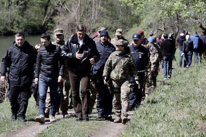 Predsednik republike in vrhovni poveljnik obrambnih sil Borut Pahor obiskal vojake 72. brigade Slovenske vojske v Črnomlju in skupno vojaško-policijsko patruljo na slovenski južni meji