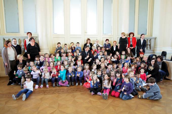 Ob obeležitvi praznovanja mednarodnega dneva knjig za otroke so Predsedniško palačo obiskali otroci ljubljanskega Vrtca Hansa Christiana Andersena, poimenovanega po velikem pravljičarju, ki se je rodil 2. aprila 1805