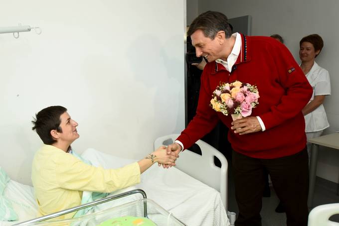 Predsednik Pahor na novoletni dan v postojnski porodnišnici obiskal prvega tamkaj rojenega dečka Gregorja in srečno mamico Tadejo