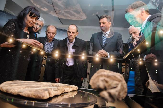 Predsednik republike Borut Pahor se je v Mestnem muzeju Ljubljana udeležil otvoritve razstave 5200 let starega lesenega kolesa.