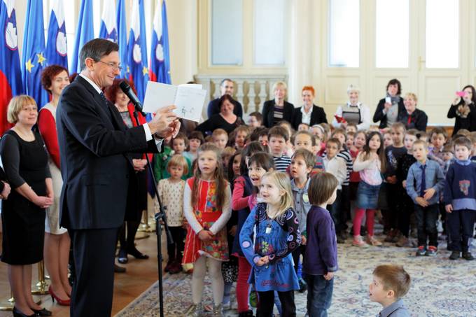 Ob obeležitvi praznovanja mednarodnega dneva knjig za otroke so Predsedniško palačo obiskali otroci ljubljanskega Vrtca Hansa Christiana Andersena, poimenovanega po velikem pravljičarju, ki se je rodil 2. aprila 1805