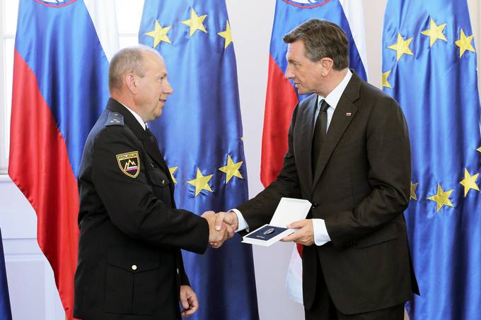 Predsednik Republike Slovenije Borut Pahor je na slovesnosti ob dnevu državnosti v Predsedniški palači vročil državno odlikovanje častni znak svobode Republike Slovenije Darku Pajtlerju