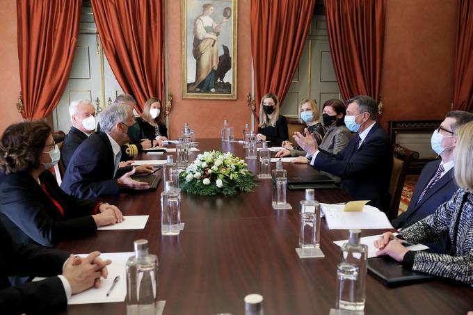 Enotno stališče Portugalske in Slovenije: Podpora diplomatskim prizadevanjem za mirno rešitev ukrajinske krize in ustrezna pozornost EU urejanju odnosov na Zahodnem Balkanu