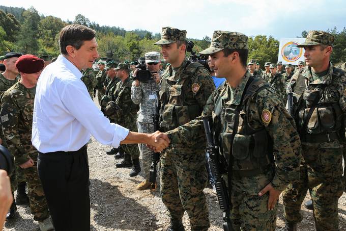 Predsednik Republike Slovenije in vrhovni poveljnik obrambnih sil Borut Pahor si je danes na osrednjem vadišču Slovenske vojske Poček pri Postojni ogledal vojaško vajo Takojšen odgovor 2015 (Immediate Response 2015)