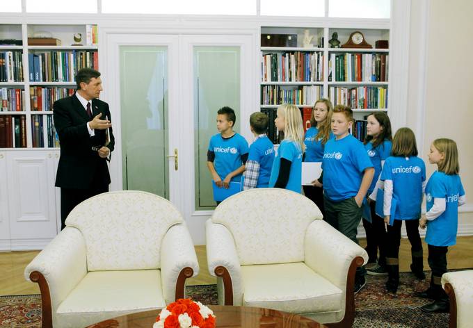 Predsednik republike Borut Pahor je danes ob svetovnem dnevu otrok sprejel Junior ambasadorje UNICEF-a. Ti so mu predstavili in predali sporočilo namenjeno odraslim in otrokom.