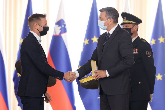 Predsednik Republike Slovenije Borut Pahor je danes na posebni slovesnosti v Predsedniški palači vročil državni odlikovanji, ki sta ju prejela Janja Garnbret in Benjamin Savšek