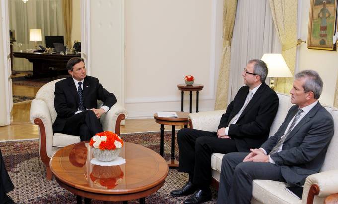 Predsednik Republike Slovenije Borut Pahor je danes sprejel na pogovor predsednika Ustavnega sodišča Zvezne republike Nemčije Andreasa Voßkuhleja, ki se ob dnevu ustavnosti mudi na obisku v Sloveniji.