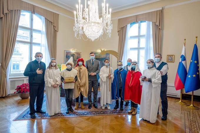 Predsednik Republike Slovenije Borut Pahor je danes v Predsedniški palači tradicionalno sprejel skupino kolednikov iz župnije Zreče ter predstavnike Misijonskega središča Slovenije.