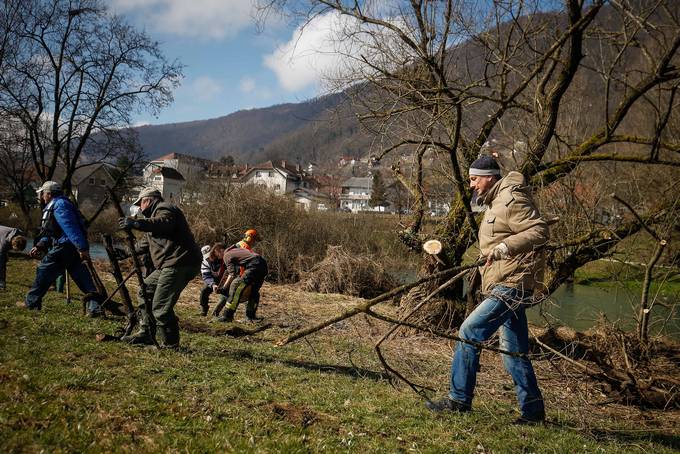 Predsednik republike se je udeležil delovne akcije čiščenja brežin reke Krke
