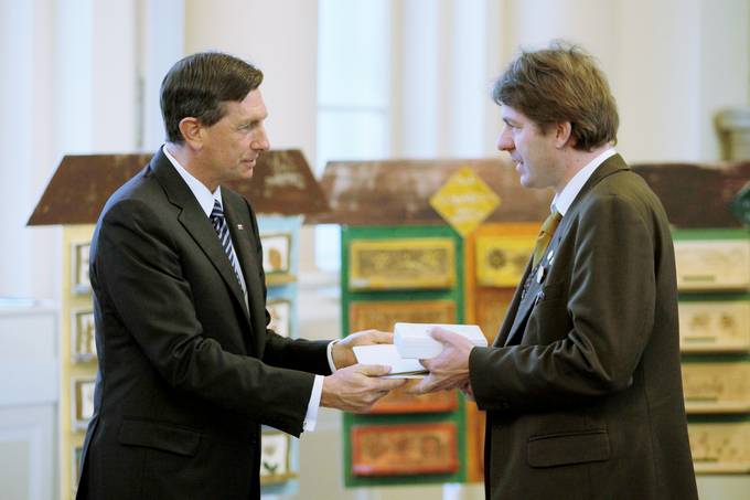 Predsednik republike Borut Pahor je vročil srebrni red za zasluge Čebelarski zvezi Slovenije ob140. obletnici njihovega delovanja - za izjemen prispevek pri ohranjanju in razvoju čebelarstva na Slovenskem.