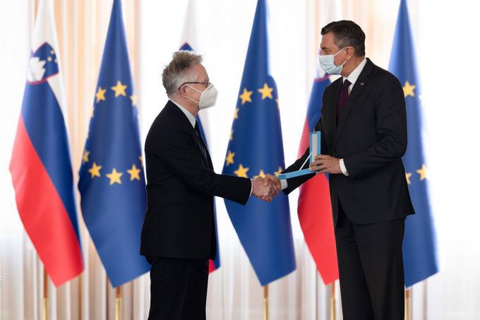 Predsednik Republike Slovenije Borut Pahor je na posebni slovesnosti v Predsedniški palači vročil državno odlikovanje red za zasluge mag. Franciju Pivcu za zasluge na področju kulturnega sodelovanja s Slovenci sosednjih držav in za prispevek k oblikovanju kulturne identitete mesta Maribor