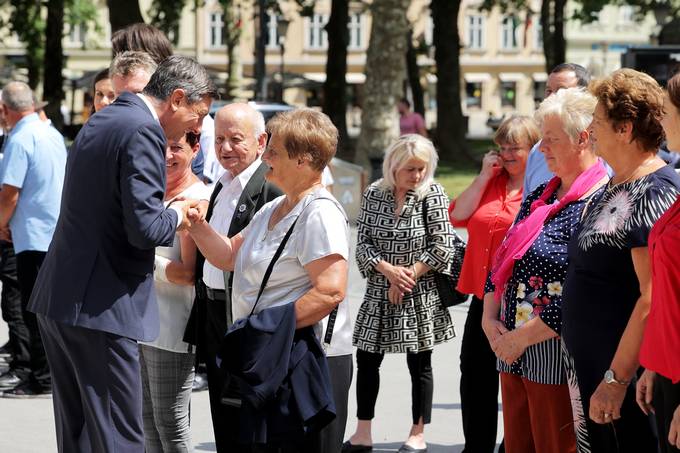 Pred sprejemom je predsednik republike položil venec k Spomeniku vsem žrtvam vojn in z vojnami povezanim žrtvam na Kongresnem trgu v Ljubljani. Na spominsko slovesnost s položitvijo venca je predsednik republike povabil tudi svojce padlih pripadnikov Teritorialne obrambe Republike Slovenije, Ministrstva za notranje zadeve in civilnih žrtev ter ranjenih v vojni za Slovenijo
