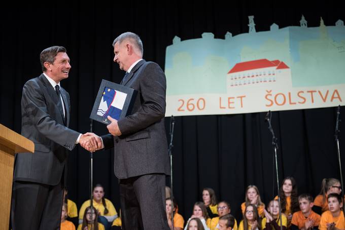 Predsednik Pahor je ravnatelju mag. Antonu Gozniku ob visokem jubileju organiziranega šolstva v Voličini in prazniku Krajevne skupnosti Voličina ter v luči praznovanj 25. obletnice samostojnosti in mednarodnega priznanja podaril posebno protokolarno darilo - zastavo Republike Slovenije.