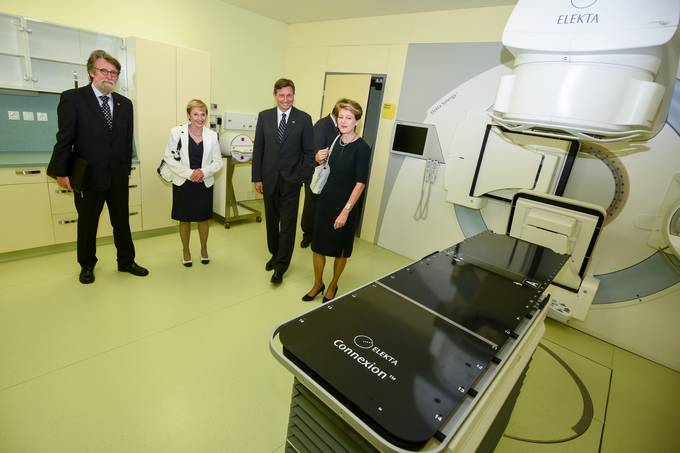 Predsednica Švicarske konfederacije Simonetta Sommaruga in predsednik Republike Slovenije Borut Pahor sta obiskala UKC Maribor, kjer bo do konca leta nameščena nova radioterapevtska naprava, financirana s švicarskim kohezijskim prispevkom