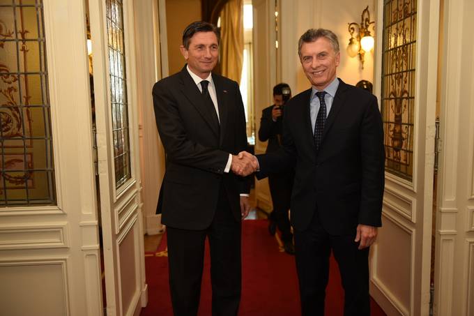 Predsednik Republike Slovenije Borut Pahor je v Argentini začel prvi slovenski uradni obisk na najvišji ravni, kjer ga je najprej sprejel predsednik Argentinske republike Mauricio Macri