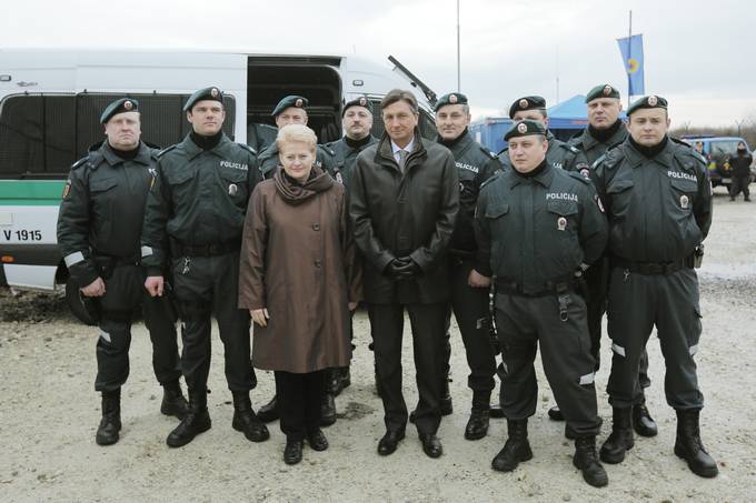 Srečanje predsednice Litve in predsednika republike Boruta Pahorja s pripadniki litvanske policije v enoti Frontex ter ogled sprejemnega centra Dobova Livarna