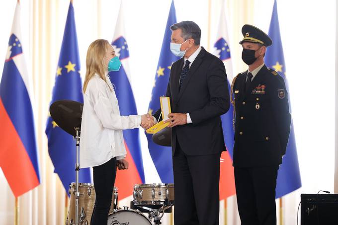 Predsednik Republike Slovenije Borut Pahor je danes na posebni slovesnosti v Predsedniški palači vročil državni odlikovanji, ki sta ju prejela Janja Garnbret in Benjamin Savšek