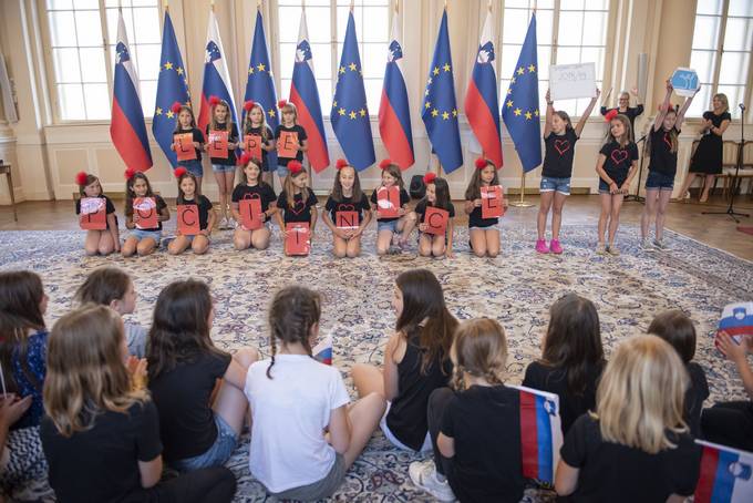 Otroci živahno proslavili zaključek šolskega leta v Predsedniški palači s predsednikom Pahorjem in Miho Zupanom