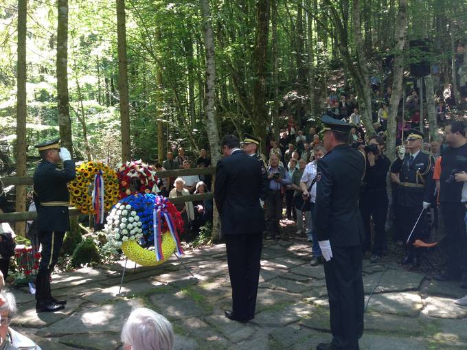 V okviru prizadevanj za spravo in narodovo pomiritev je predsednik republike Borut Pahor preteklo soboto obiskal slovesnost ob 70-letnici ustanovitve Baze 20, danes pa se je udeležil maše in spravne slovesnosti v Kočevskem rogu.