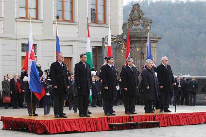 Predsednik republike Borut Pahor se danes in jutri na povabilo predsednika Češke republike Miloša Zemana udeležuje vrha predsednikov šestih srednjeevropskih držav - višegrajske četverice (Češka, Slovaška, Madžarska in Poljska) ter Slovenije in Avstrije v Pragi.