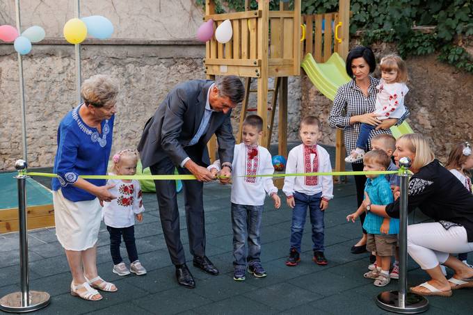 Predsednik Pahor se je udeležil tradicionalnega Koncerta pod lipo v Slavini, pred tem je obiskal osirotele ukrajinske otroke, ki so zatočišče pred vojno našli v prostorih kulturnega doma v Slavini
