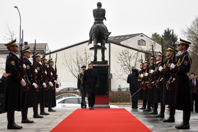 Predsednik republike in vrhovni poveljnik obrambnih sil Borut Pahor je ob dnevu samostojnosti in enotnosti preko videokonference nagovoril 300 pripadnic in pripadnikov Slovenske vojske v mednarodnih operacijah in misijah