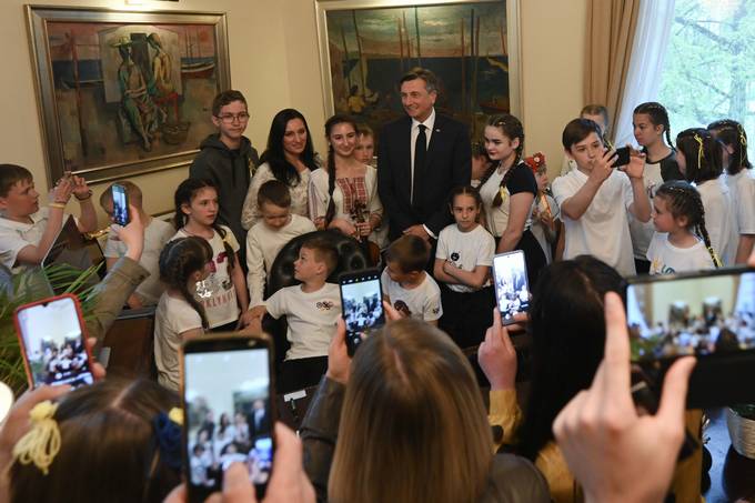 Predsednik Republike Slovenije Borut Pahor je danes na posebni prireditvi v Veliki dvorani Predsedniške palače sprejel begunce iz Ukrajine, ki so zatočišče pred vojno našli v Sloveniji