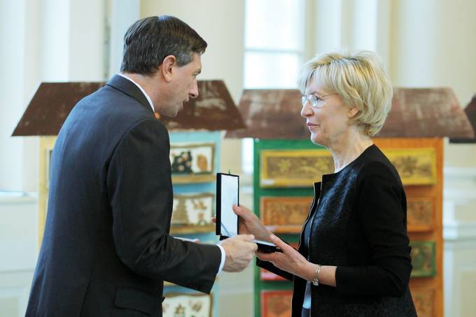 Predsednik republike je za strokovno in predano skrb za osebe s hemofilijo in drugimi motnjami strjevanja krvi ter za tvorno sodelovanje s humanitarnimi organizacijami kroničnih bolnikov s hemofilijo vročil Majdi Benedik Dolničar medaljo za zasluge.