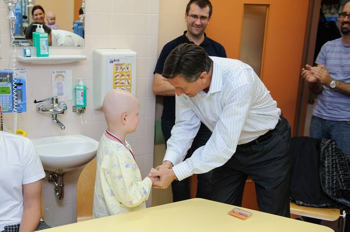 Predsednik republike Borut Pahor med malimi junaki na Pediatrični kliniki v Ljubljani