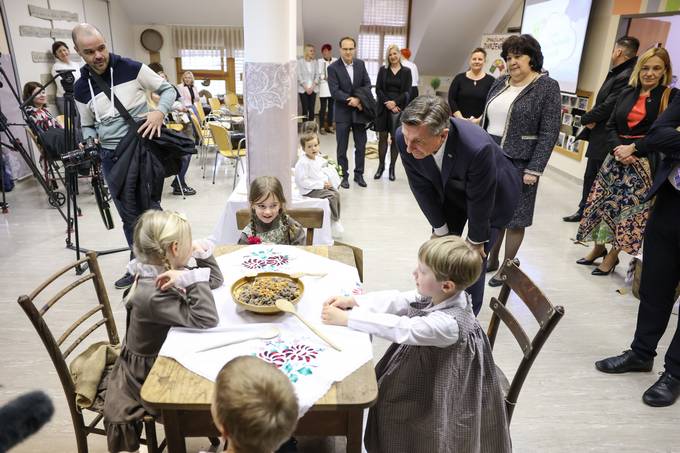 Predsednik Pahor v Kamniku z malčki iz vrtca Antona Medveda o odgovornem ravnanju s hrano