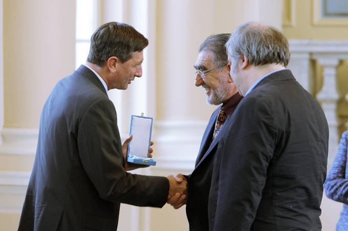 Predsednik Republike Slovenije Borut Pahor je danes na posebni slovesnosti v Veliki dvorani Predsedniške palače vročil odlikovanje red za zasluge prof. Doris Debenjak (posthumno), prof. dr. Božidarju Debenjaku in Primožu Debenjaku, dipl. inž. za slovenski prevod Slave vojvodine Kranjske.