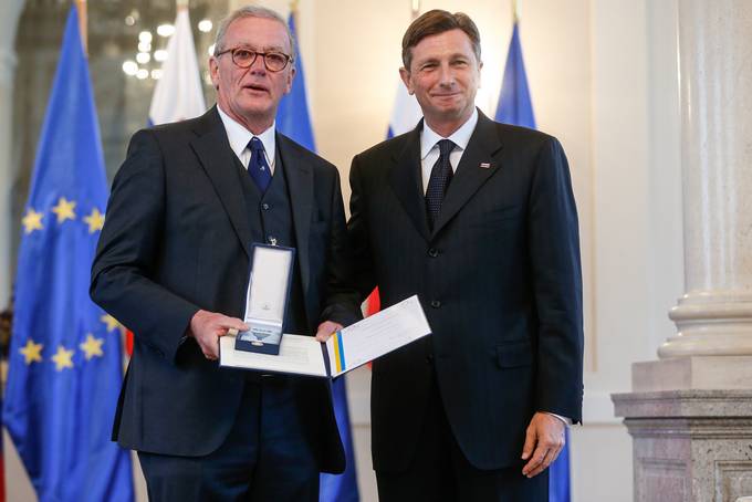 Predsednik Republike Slovenije Borut Pahor na posebni slovesnosti v Predsedniški palači vročil medaljo za zasluge dr. Casparju Einemu za prispevek k vsestranskemu sodelovanju med Slovenijo in Avstrijo