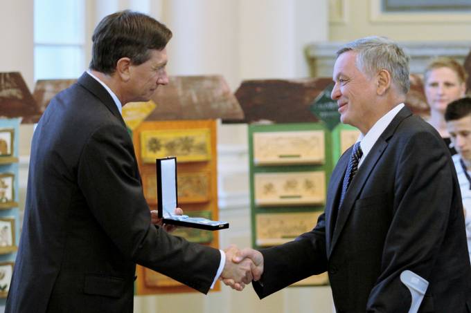 Predsednik republike je vročil dr. Ivanu Krajncu medaljo za zasluge za za izjemen prispevek pri vzpostavljanju Medicinske fakultete Univerze v Mariboru in njene prepoznavnosti v mednarodnem merilu ter za učinkovito sodelovanje pri novogradnji Medicinske fakultete Maribor.