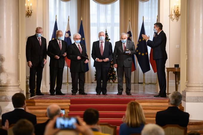 Predsednik Pahor je vročil priznanje jabolko navdiha moški vokalni skupini Fantje z vasi