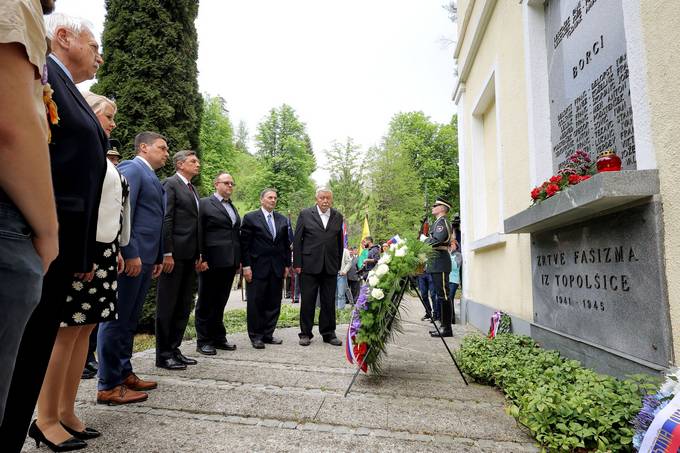 Pred uradnim začetkom slovesnosti v Topolšici se je predsednik republike poklonil žrtvam fašizma in k spominskemu obeležju, posvečenemu talcem in padlim borcem, žrtvam fašizma iz Topolšice 1941–1945, položil venec