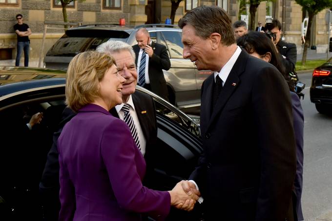 Predsednik Republike Slovenije Borut Pahor in gospa Tanja Pečar sta v Predsedniški palači sprejela predsednike tujih držav, ki se bodo na povabilo slovenskega predsednika udeležili osrednje slovesnosti ob dnevu državnosti in 25. obletnici osamosvojitve Slovenije. Prihod predsednika Zvezne republike Nemčije Joachima Gaucka in soproge.