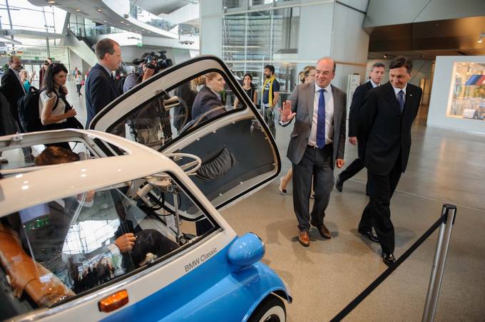 Ob obisku predsednika republike v Münchnu na sedežu podjetja BMW je predsednika Pahorja sprejel član uprave dr. Klaus Draeger in ostali člani vodstva podjetja. Podpredsednik uprave BWM Thomas Becker in predsednik republike Borut Pahor.